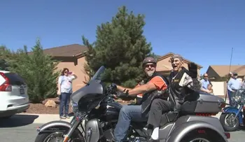 Abuelito de 101 años pasea por última vez en una Harley