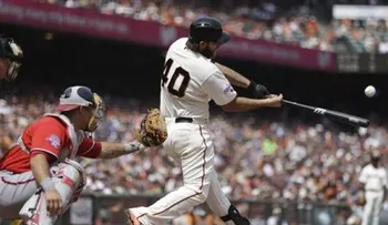 Bumgarner lo hace todo: jonrón, blanqueada y 14 ponches 