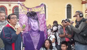 Jóvenes marchan contra los feminicidios