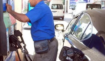 Rebajan precio de todos los combustibles; excepto en Gas Natural