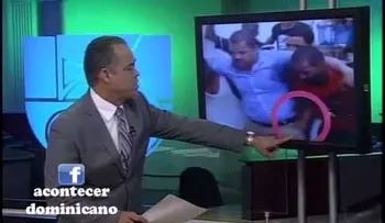 Miren cuando le roban la cartera al piloto que sufrió el accidente