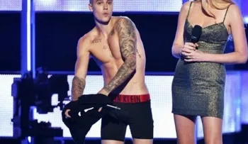 Abuchean a Justin Bieber por quitarse la ropa 