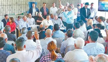 Medina apoya productores de peces y conejos en Valverde