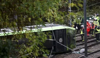 Al menos siete muertos y 50 heridos al descarrilar un tranvía en Londre