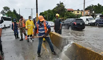 Obras Públicas trabaja de forma ininterrumpida para solucionar problema drenaje de la autopista Duarte 