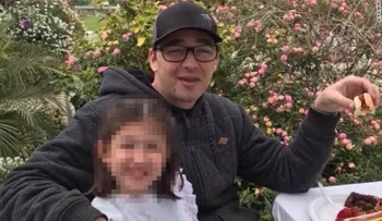 Asesinan a un hombre mientras cenaba con su hija sobre su regazo