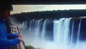 Turista graba VIDEO cuando joven se suicida al lanzarse a cataratas de Iguazú