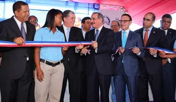 El Presidente inaugura dos escuelas en La Romana