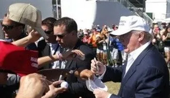 Policías sacan a grupo que interrumpió mitin de Donald Trump