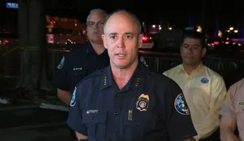 Un hombre que gritaba sobre el presidente abrió fuego en un resort de golf de Trump