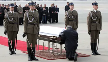 El macabro hallazgo en el féretro del presidente de Polonia muerto en una tragedia aérea
