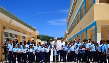 Abinader inaugura moderno centro educativo en Enriquillo y dialoga con jóvenes en Barahona