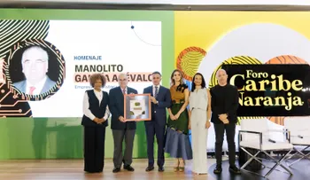 Manuel García Arévalo recibe reconocimiento en Foro Caribe Naranja