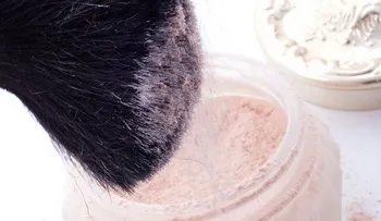 Cómo hacer un polvo traslúcido natural para el rostro