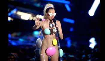 Miley Cyrus junto a Barack Obama en una foto