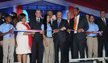 Presidente Medina entrega moderna escuela de 33 aulas al sector Capotillo