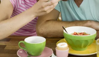 Quienes se casan con mujeres inteligentes viven más años, según estudios