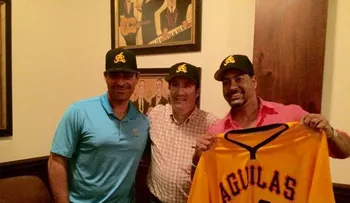 Llega a RD mánager de las Aguilas, Andy Barkett, y el jugador Manny Ramírez