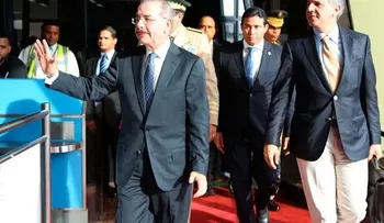 Danilo Medina regresa de la cumbre en Francia