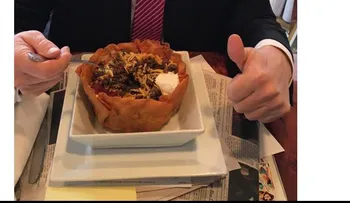 Un "muro" de críticas a Trump por la foto del Cinco de Mayo con el 'taco bowl'