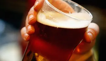 La cerveza Amigous; une a mexicanos y estadounidenses