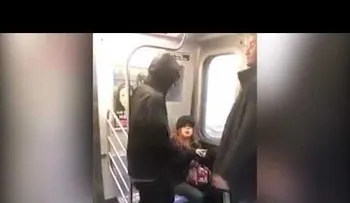 Un violento pasajero en el metro golpea una mujer que solo le pidió cerrar las piernas 