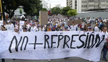 Mujeres de la oposición y el oficialismo realizan marchas en Venezuela