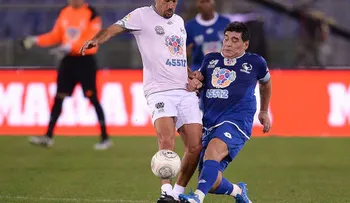 Maradona y Verón se pelean en el Partido por la Paz