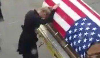 El conmovedor momento en que el cuerpo de un soldado vuelve a EEUU y es recibido por su esposa
