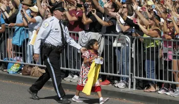 Una niña entrega al papa conmovedora carta pidiéndole interceda por indocumentados en EE.UU.