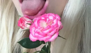 Los ángeles existen y se hacen fotos con bragas rosas en Instagram