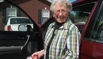 Una anciana identificada como Ava Estelle, de 81 años, mata violadores de su nieta (VIDEO)