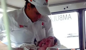 Socorristas de Cruz Roja signados a 911 hacen parto a joven en unidad emergencia