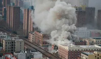 Buscan desaparecidos en NY tras explosión edificios que dejó dos muertos y 20 heridos 