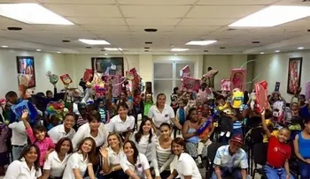 Fundación entrega juguetes a niños de maternidad San Lorenzo