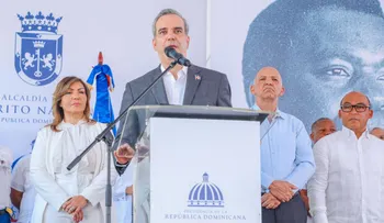 Presidente Abinader llama a honrar memoria de Peña Gómez con transparencia, honestidad y servicio en favor de la gente