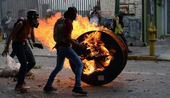 EE.UU. ordena salir de Venezuela a familiares del personal de su embajada