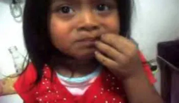 Video: padre obliga a su hija de seis años a comer cucarachas