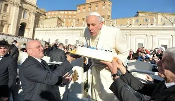Papa Francisco festeja cumpleaños con pastel y tangos 