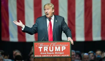 Donald Trump insulta con términos vulgares a Hillary Clinton