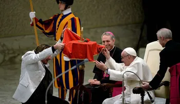 Sorprende truco de magia al papa Francisco