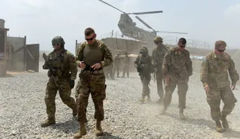 Familias cansadas de la guerra enfrentan noticias de que las tropas permanecerán en Afganistán