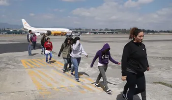 Los arrestos de inmigrantes siguen aumentando, y las deportaciones bajando
