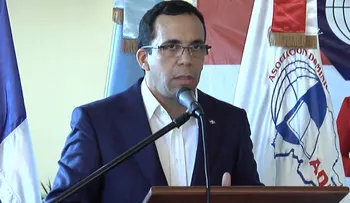 Navarro encabeza encuentro con dirigencia de la ADP en Azua para conocer realidad escolar