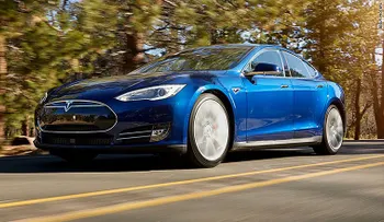 Tesla desarrolla un software para prevenir las muertes de niños y mascotas en autos calientes