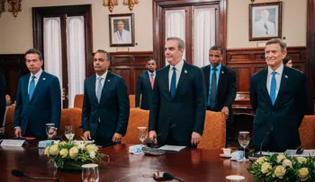 Presidentes Abinader y Marcelo Rebelo encabezan reunión con delegaciones de ambos países