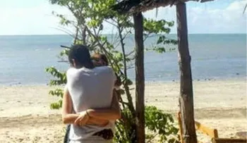 ¿De quién son esas piernas? El abrazo que confunde a internet