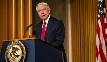 Revelan que Jeff Sessions se reunió con el embajador ruso; él lo niega