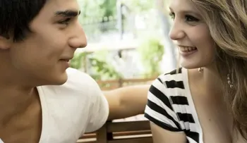 14 señales de que tu amigo quiere contigo
