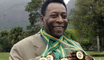 Pelé subastará sus medallas, trofeos y hasta su corona